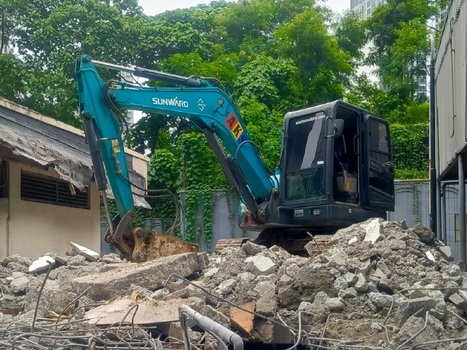 Jasa bongkar rumah Jakarta